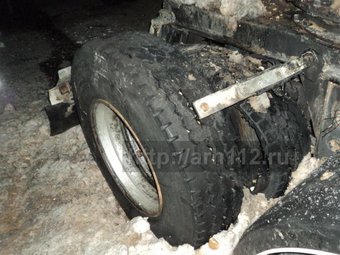 ​Пожар в груженом лесовозе «Вольво» произошел сегодня около 4 часов ночи в Устьянском районе. Водитель лесовоза совершал ночной рейс с лесной делянки.

На 78 километре автодороги Вельск — Шангалы водитель заметил в зеркало заднего вида языки пламени у колеса прицепа. Заглушив двигатель, мужчина попытался затушить возгорание огнетушителем, но его оказалось недостаточно, и на помощь пришлось звать пожарных. Автомобиль и пиломатериалы удалось спасти — заменить придется только два колеса и шасси.

Причиной пожара, скорее всего, стала неисправность тормозных колодок — их заклинило, и в результате трения произошел перегрев и воспламенение.

В это же время в Архангельске на улице Выучейского горел хэтчбек «Chery Very». Ему повезло куда меньше, чем лесовозу, автомобиль 2013 года выпуска значительно поврежден огнем

Фото с сайта «Безопасность Архангельской области». ​