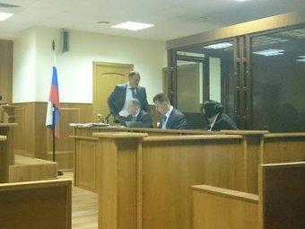 На фото адвокат Мартынов, крайний слева, стоит.