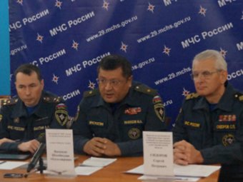 Фото с недавней пресс-конференции ГУ МЧС России по Архангельской области. Шахобиддин Ваккосов - в центре.