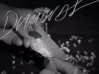 Стоп кадр из клипа Рианны - Даймондс