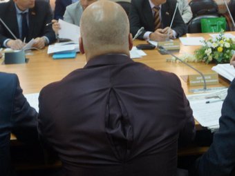На фото спина депутата Архгордумы Ростислава Васильева.
